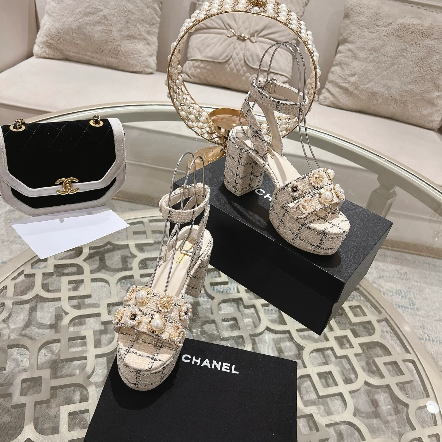 👟👟Ex-factory price 580👟👟 𝐂𝐇𝐀𝐍𝐄𝐋 | Xiaoxiang 25𝐬𝐬Spring and summer new products Counter classic catwalk models New series of high-heeled and waterproof platform sandals〰 A must-have in the fashion circle, the combination will interpret the meticulous, minimalist and classic elements that will never fade away It shows a unique dressing style that is too beautiful to say. A must-have for summer... Upper: Highly customized original specific fabrics. Lining: imported sheepskin lining. Outsole: original molded non-slip outsole. Heel height: 12cm. Waterproof platform: 2.5cm. Size: 35-39 (40.41.42 customization is not returnable)